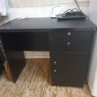 میز تحریر صندلی و کتابخانه