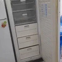 فریزر سالم با یک عدد میز تلویزیون