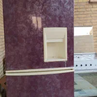 یک عدد یخچال و یک اجاق گاز قدیمی
