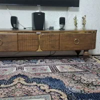 میز‌تلویزیون و آیینه شمعدان