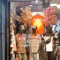 به یک فروشنده ی اقا نیازمندیم