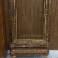 چهارچوب آینه و میز چوبی