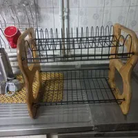 ابچکان روی سینک چوبی