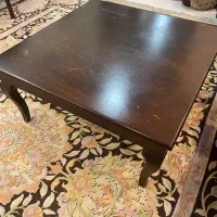 میز چوبی وسط