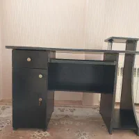 میز تحریر و کامپیوتر