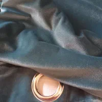 کنار پرده دو عدد در حد نو مخمل فیروزه ای