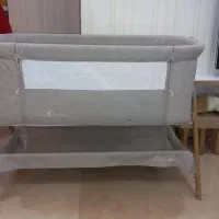 تخت کنار مادر و گهواره سیسمونی