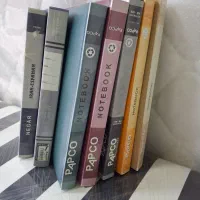 دفتر کلاسوری پاپکو سالم و تمیز و نو هستند مدل606