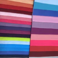 تعداد زیادی پارچه تیکه بزرگ‌و کوچیک