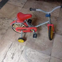 دوچرخه کوچیک خیلی قدیم برای دکور بود