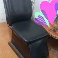 دو عدد صندلی آرایشگاه و ۴ عدد مبل چرم تکی