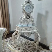 ساعت میز و شیشه ی میز