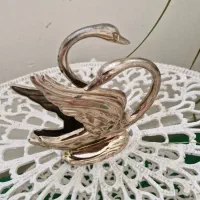 تعدادی مجسمه  جانوران و پرندگان