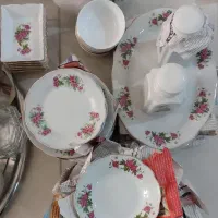 مقداری ظروف چینی گل سرخ