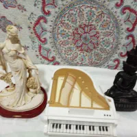 گیتار و مجسمه تزئینی