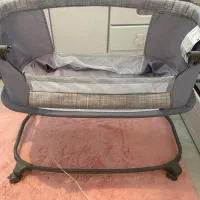 تخت کنار مادر