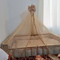 تخت کنار مادر