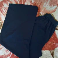 تعدادی شلوار و دامن زنانه