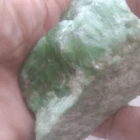 ۱سنگ‌خام‌،زمردبه‌وزن‌۲۰۰گرم