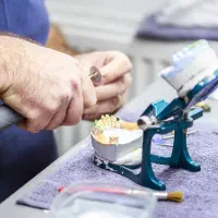 کارآموز دندانسازی ثابت آقا پذیرفته میشود