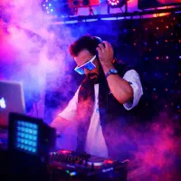 Dj دیجی حرفه‌ای با سیستم نورپردازی و صوت دی جی