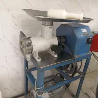 یک عدد چرخ گوشت و یک عدد خمیر گیر ۶۰کیلوی