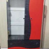 تعدادی لوازم خانه و لباس طور بچه گانه.