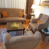 مبلمان ۵ نفره  با میز وسط و ۲ تا عسلی