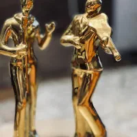 مجسمه طلایی