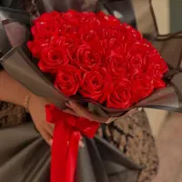 دست گل قرمز