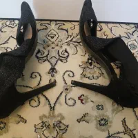 تعدادی کفش مردانه و زنانه
