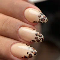 خدمات کاشت ناخن