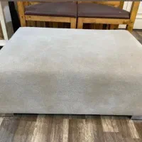 صندلی و نیمکت چوبی تشک تخت بکگراند تولد