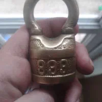 یک قفل خیلی خیلی قدیمی درحد عطیقه هستش