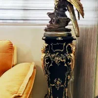 پایه بهمراه عقاب طلایی و میز کنار سالنی|مجسمه، تندیس، ماکت|تهران, باغ فیض|دیوار