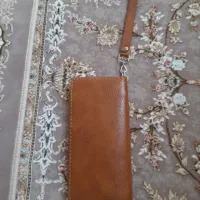 یک کیف پول به 200000هزار تومان.