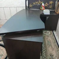 میز ریاست وصندلی چرخ دار همراه رخت آویز بزرگ اداری|مبلمان اداری|سیرجان, |دیوار