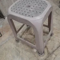 دوتا چهار پایه کوتاه و یکیش بلنده