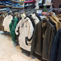 فروشنده‌ آقا با تجربه کار در پوشاک مردانه