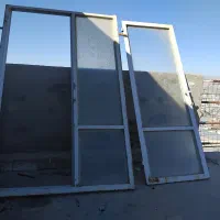 پنجره آهنی همراه شیشه سالم