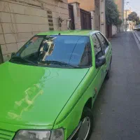 راننده با ماشین دارای طرح ترافیک