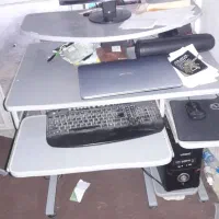 کامپیوتر با میز و صندلی