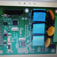 خانم مونتاژکار الکترونیک مسلط به هویه کاری