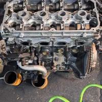 شاگرد میکانیک دست به آچار یا کاربلد