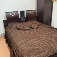 تخت و کمد و میز عسلی و ویترین کوچک