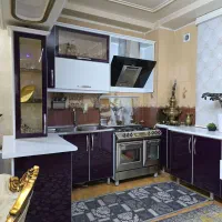 کابینت آشپزخانه در حد نو همراه پرده و لوستر سقفی