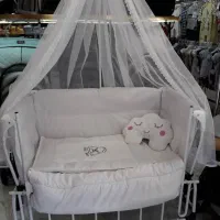 گهواره و تخت کنار مادر