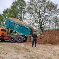 خاک و کود طبیعی مرغوب برای باغچه|خدمات باغبانی و درختکاری|رشت, لاکان|دیوار