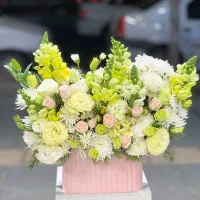 باکس صورتی و گل های سفید کد ۱۰۹۲ گلاریس