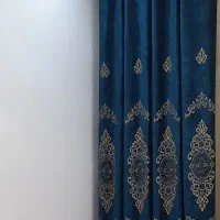 دو عدد کنار پرده